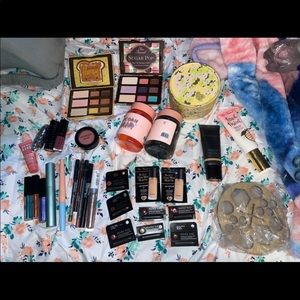 32 piece makeup mega bundle